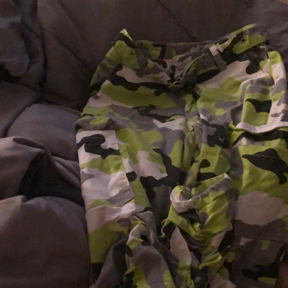Kréamy green/white/black cargo pants with belt
